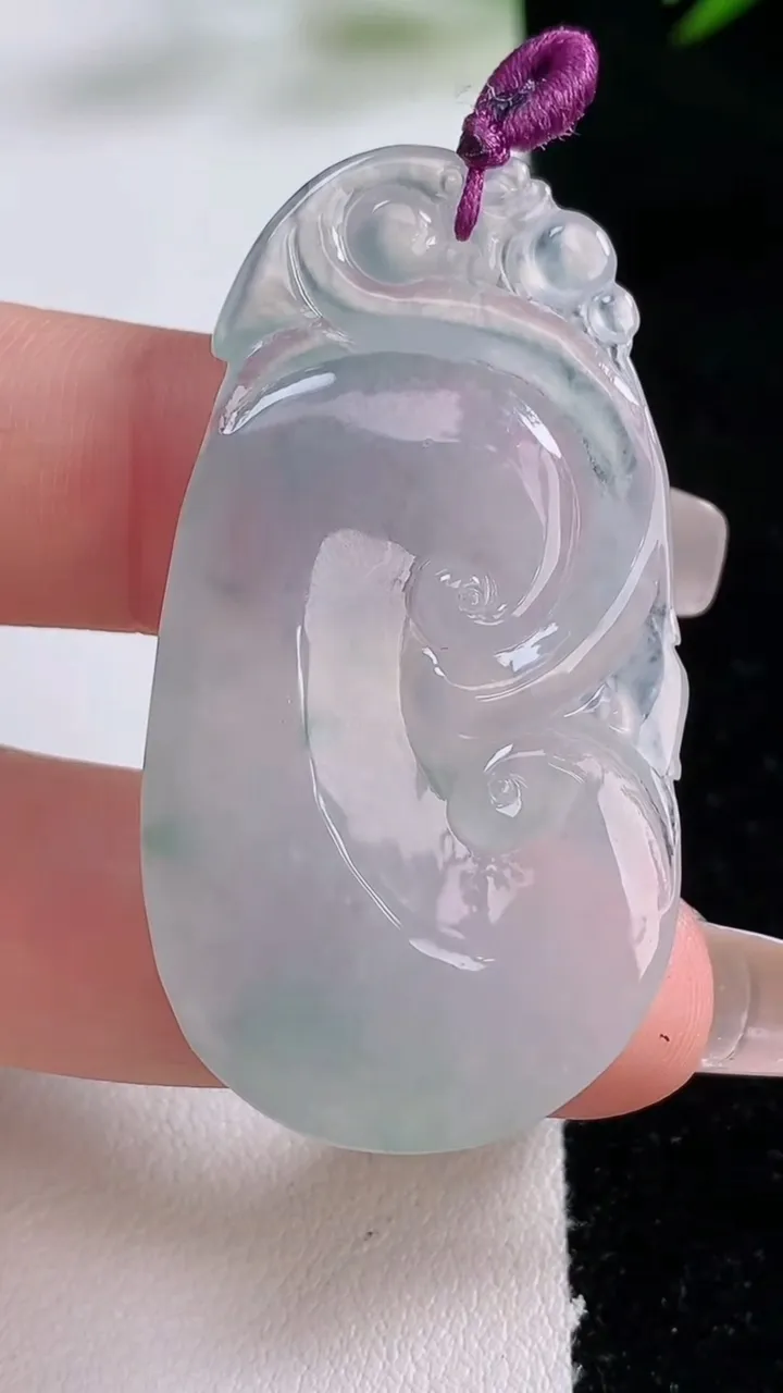 天然A货翡翠冰种飘花如意吊坠，尺寸47.2-25.2-6，重量:11.95g
12月24日