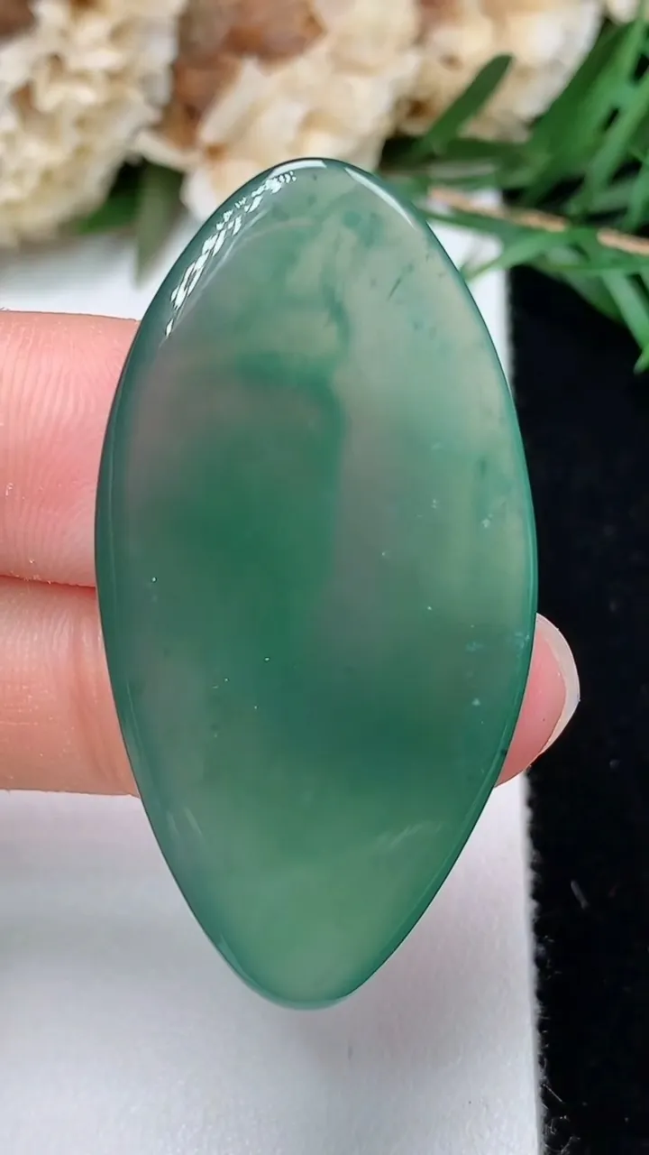 天然A货翡翠蓝水观音头吊坠，尺寸41.2-21-5.5，重量:8.81g
12月24日