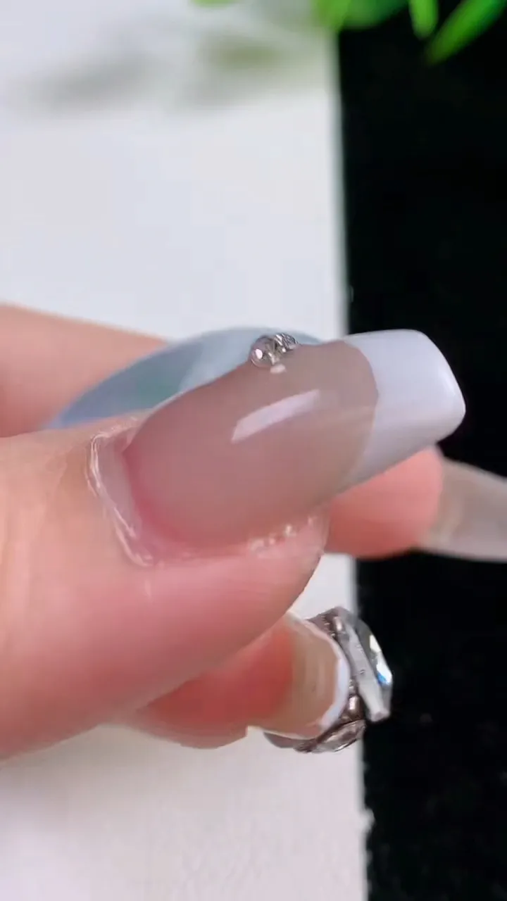 天然A货翡翠春带彩紫罗兰平安扣吊坠，尺寸29.2-11.7，重量:21.18g
12月24日