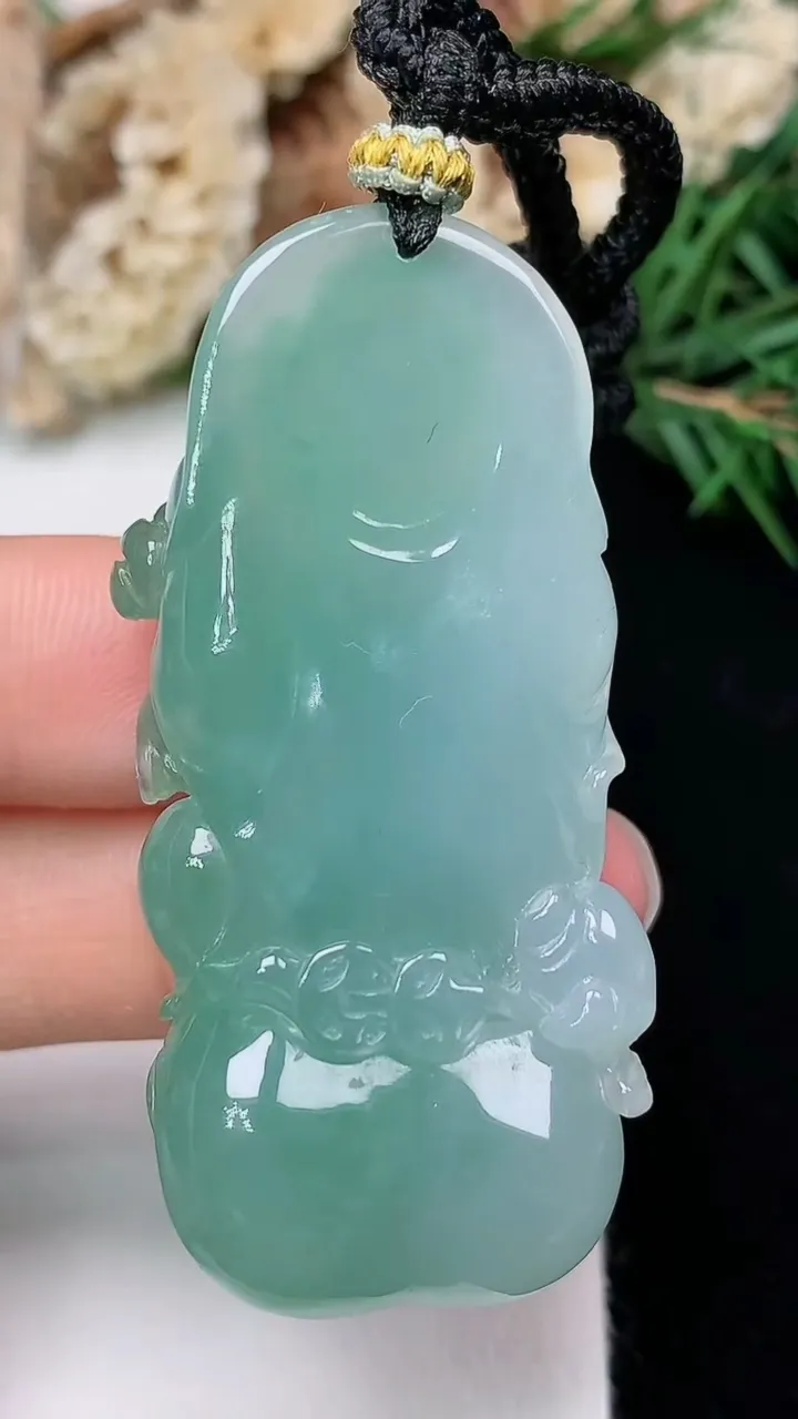 天然A货翡翠逍遥佛吊坠，尺寸49.7-21.5-14.9，重量:31.00g
12月24日