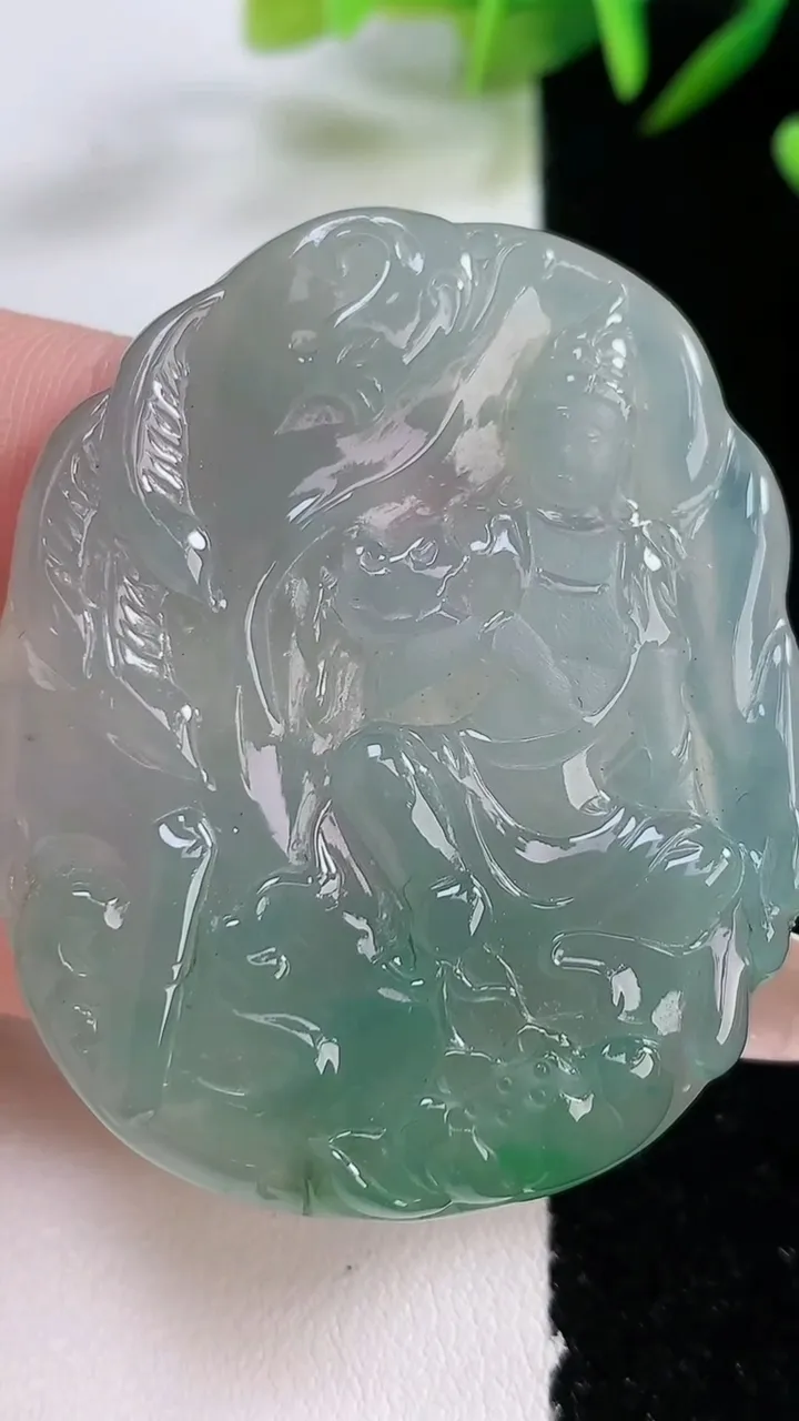 天然A货翡翠观音菩萨吊坠，尺寸48-40-6，重:24.22g
12月24日