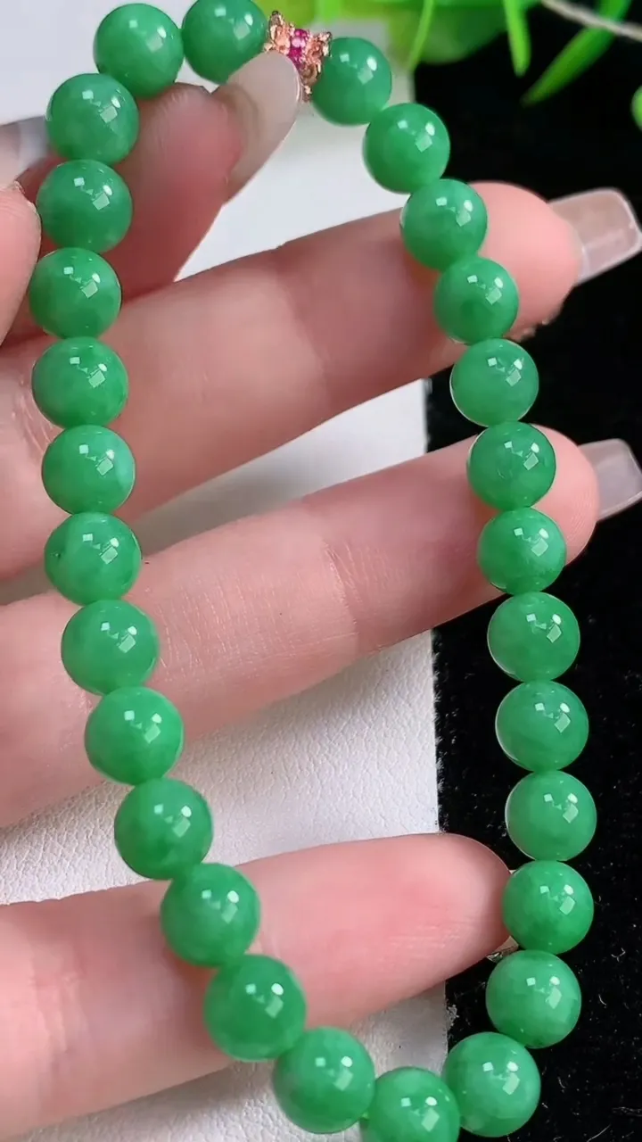 天然A货翡翠圆珠手串，尺寸6.8-28颗，重量:15.94g12月24日
工厂直销收藏佳品,种好水足