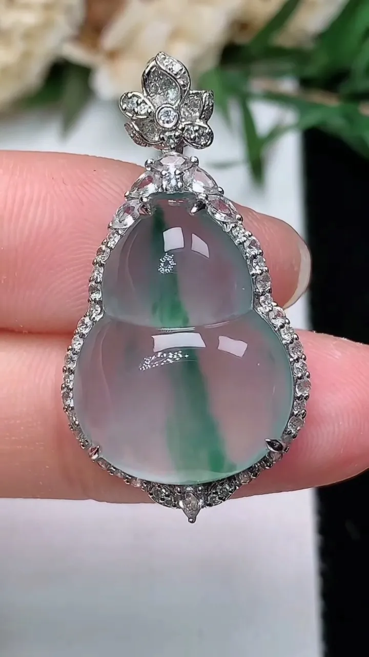 天然A货翡翠飘花葫芦吊坠，尺寸32.3-17.4-8.5，裸石19.6-15
12月24日