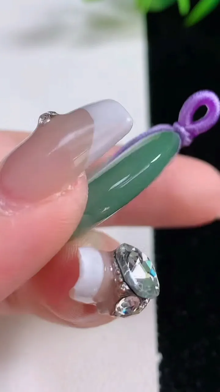 天然A货翡翠平安扣吊坠，尺寸31.2-6.3，重量:13.26g
12月24日