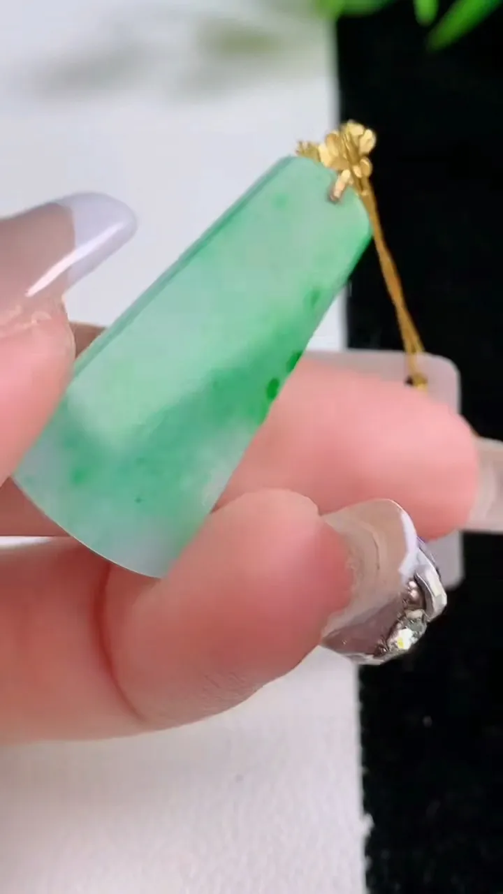 天然A货翡翠无事牌吊坠，尺寸35-15-2.6，重量:3.83g
12月24日