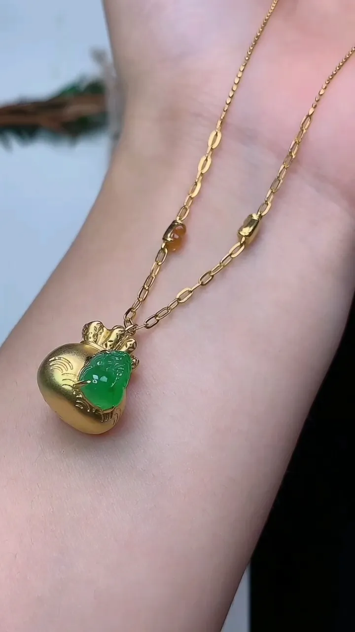 天然A货翡翠貔貅项链，尺寸7.7-6.3，重量:4.29g
12月24日