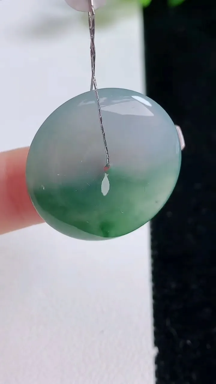 天然A货翡翠冰种飘花平安扣吊坠，尺寸25-5，重量:6.22g
12月24日