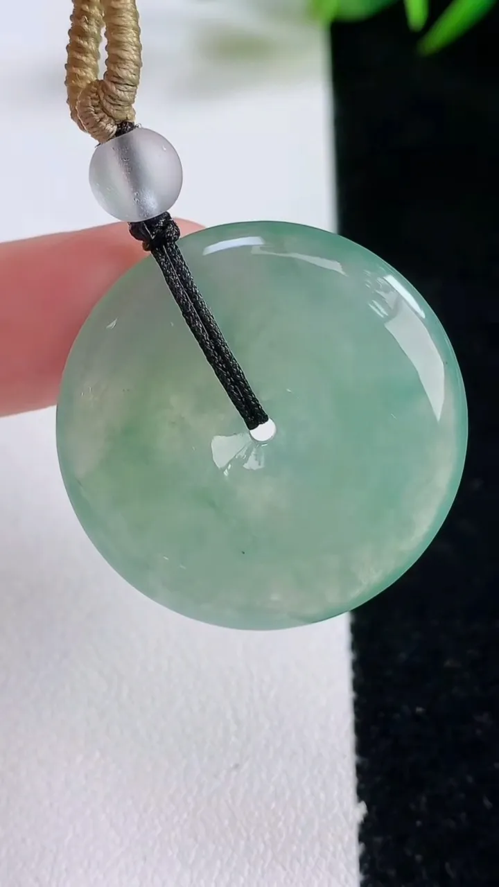 天然A货翡翠平安扣吊坠，尺寸29.7-5.2，重量:12.78g
12月24日