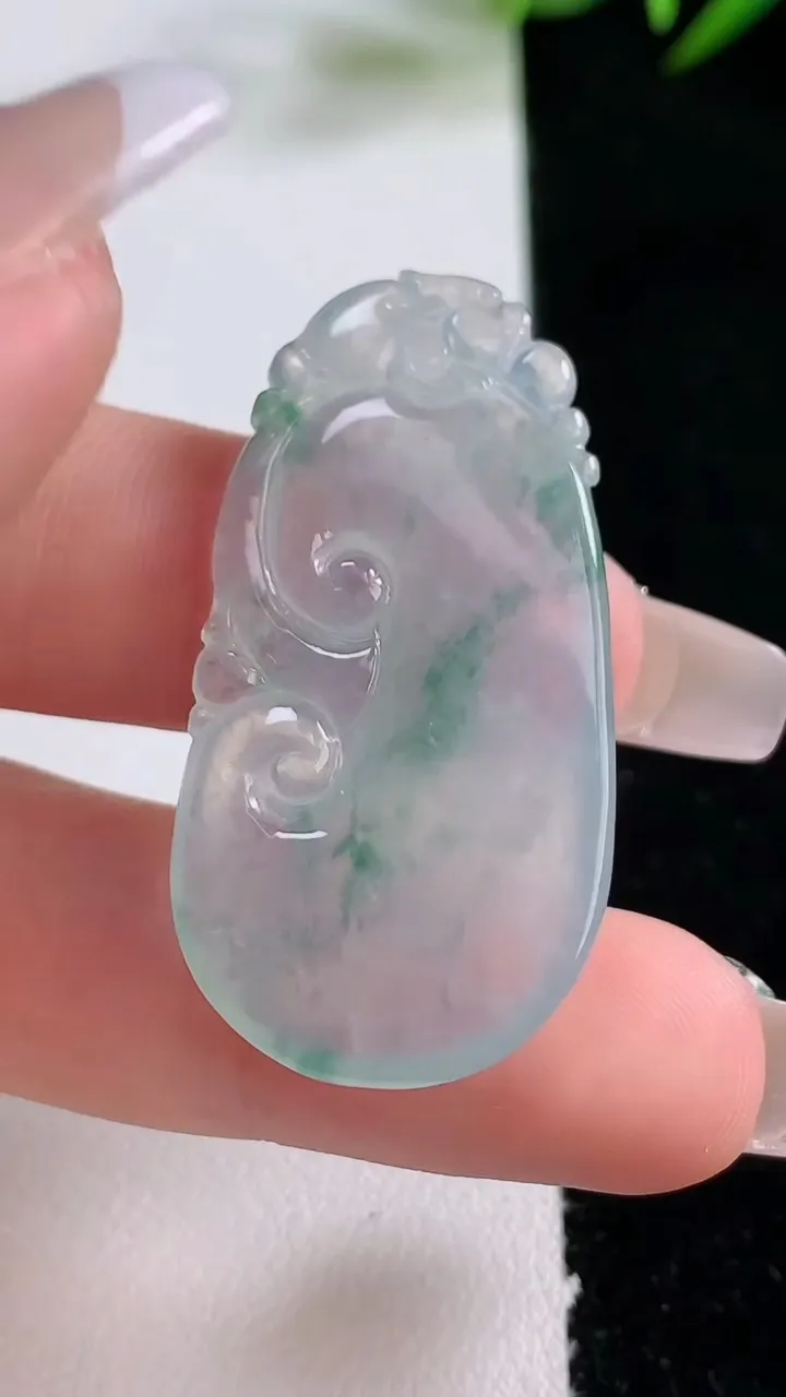 天然A货翡翠冰种飘花如意吊坠，尺寸39-20.4-5.2，重量:7.70g
12月24日