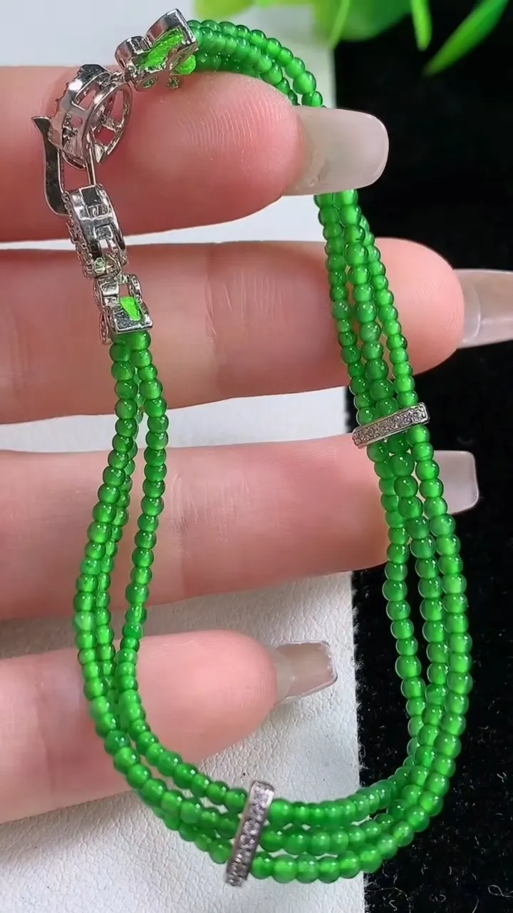天然A货翡翠小米珠三排手串，尺寸2.3，重量:5.28g12月24日
工厂直销收藏佳品,种好水足，色泽均匀，有种有色，上手高大气！
