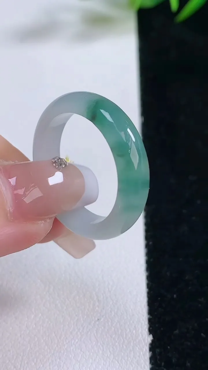 天然A货翡翠飘花指环戒指，尺寸20-5.6-3，重量:4.15g2025年12月24日
工厂直销收藏佳品,种好水足，色泽均匀，有种有色，上手高大气！