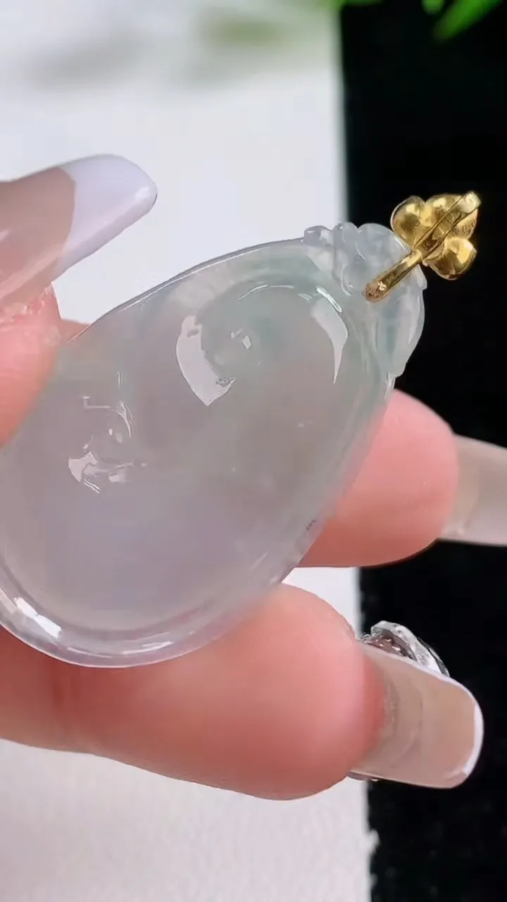 天然A货翡翠如意吊坠，尺寸33.4-20.6-5.4，重量:6.20g
12月24日