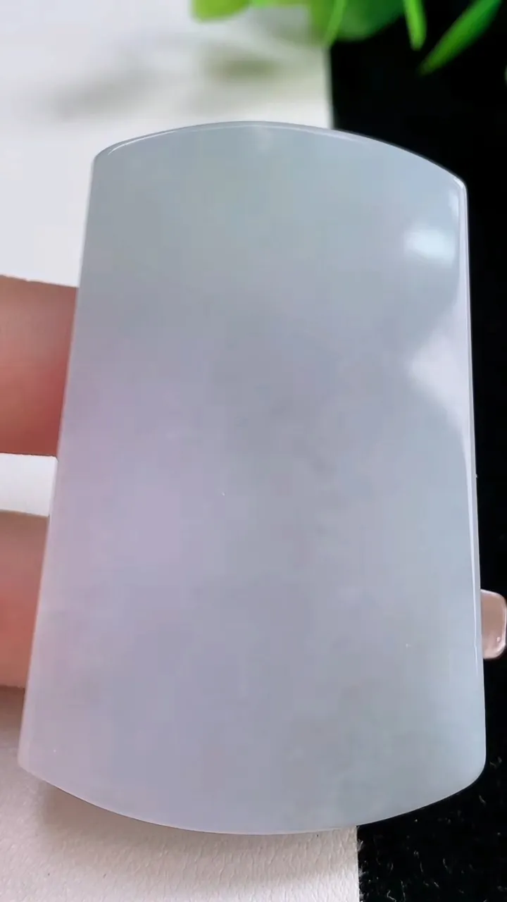 天然A货翡翠无事牌镶嵌件，尺寸60.8-40-5.5，重量:39.21g
12月24日