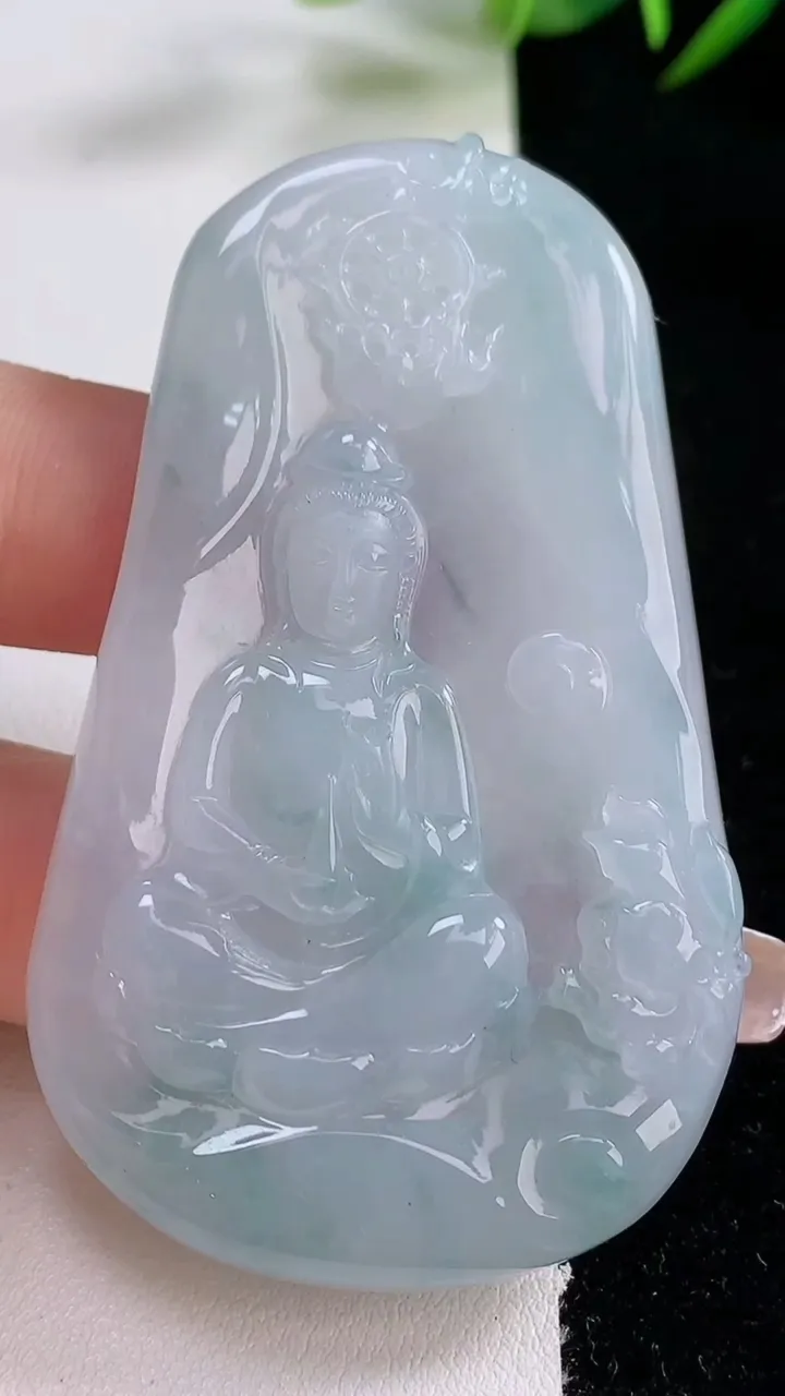 天然A货翡翠飘花观音菩萨吊坠，尺寸64.4-39.8-6，重量:30.18g
12月24日