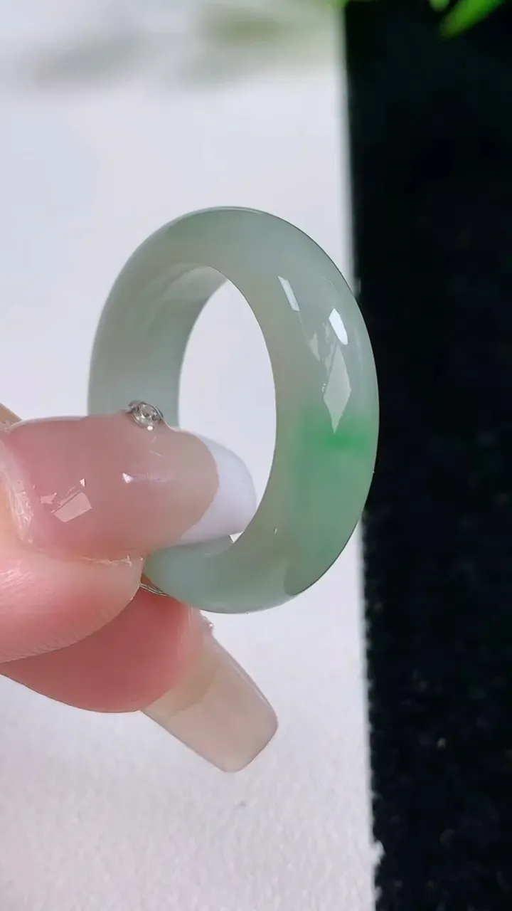 天然A货翡翠指环戒指，尺寸19.4-6.4-3.8，重量:5.65g2025年12月24日
工厂直销收藏佳品,种好水足，色泽均匀，有种有色，上手高大气！