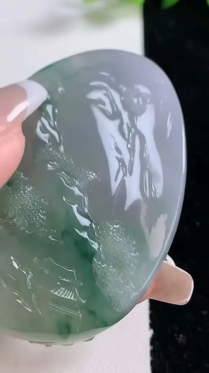 天然A货翡翠飘花生肖虎吊坠，尺寸63-45-127，重:67.82g
12月24日