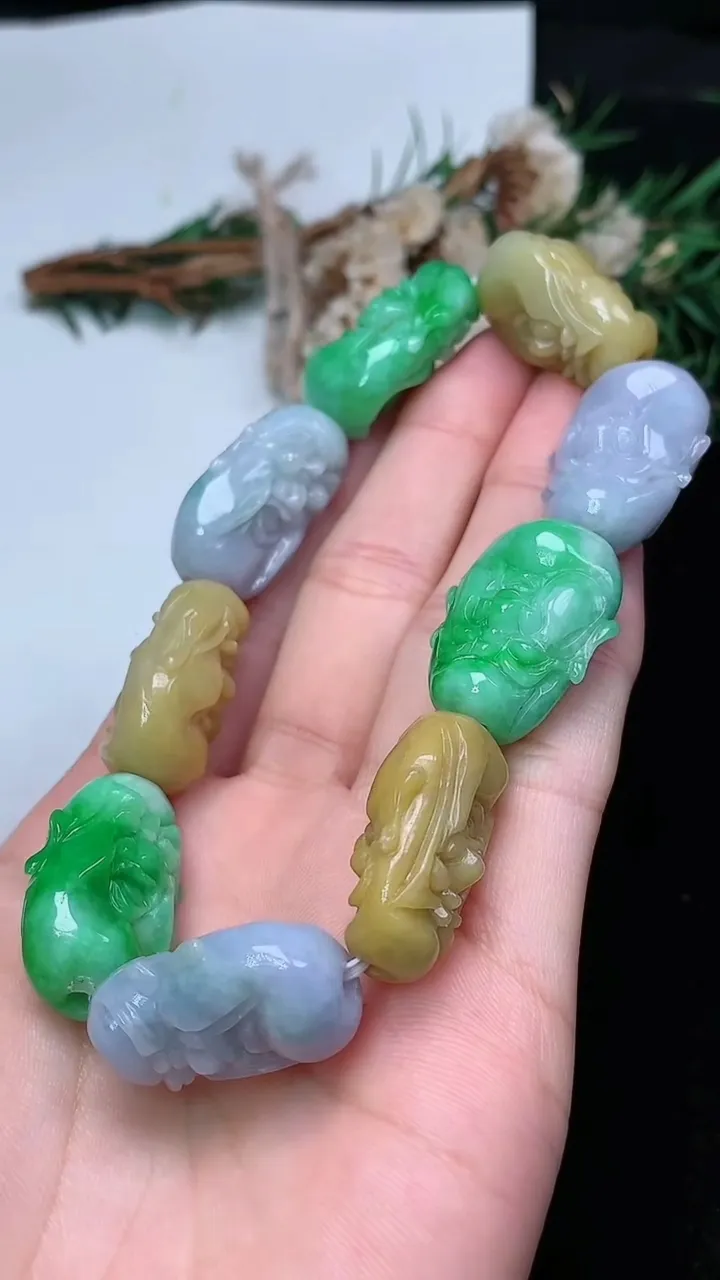 天然A货翡翠货三彩十八罗汉头手串，尺寸25-18.8-11.2-9颗，重量:74.19g12月24日
工厂直销收藏佳品,种好水足，色泽均匀，有种有色，上手高大气！