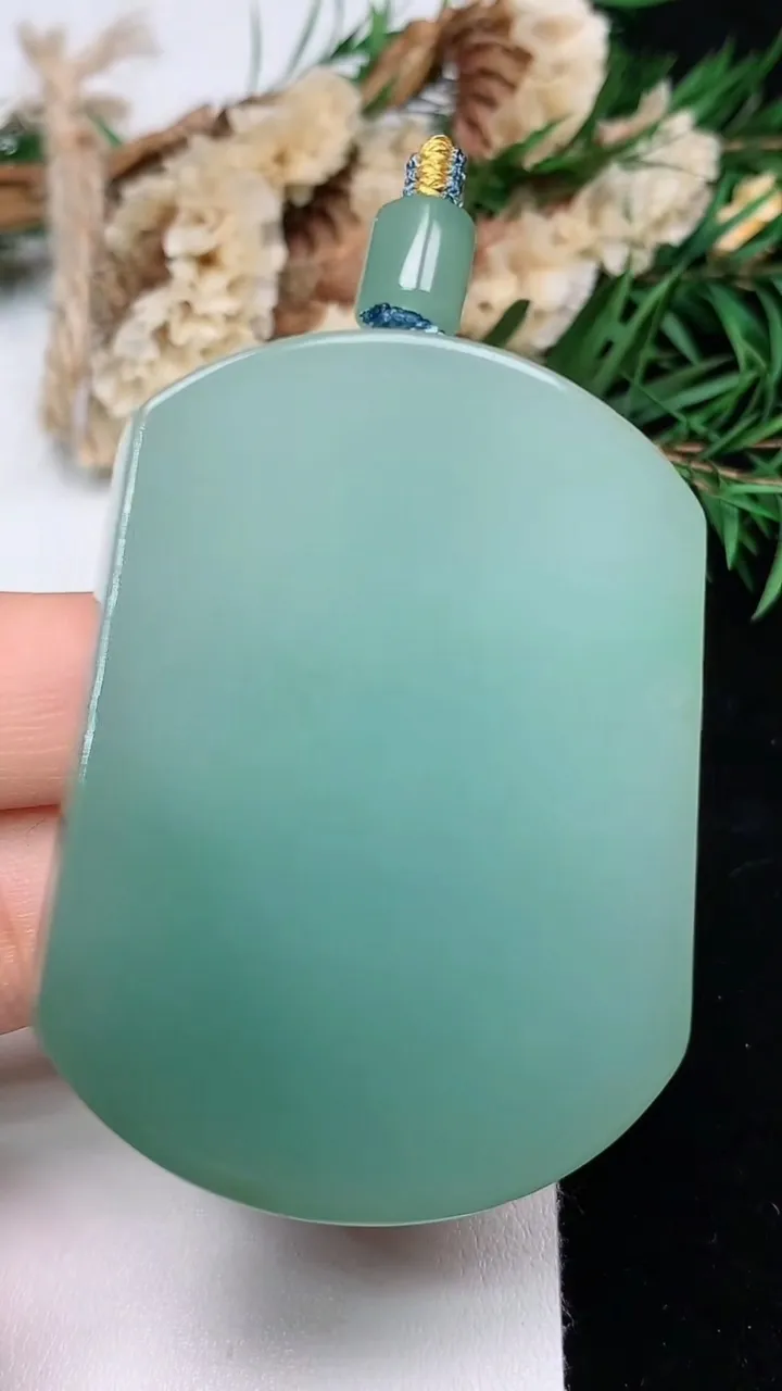 天然A货翡翠素衣观音吊坠，尺寸52-38.8-13，重量:61.01g
12月24日