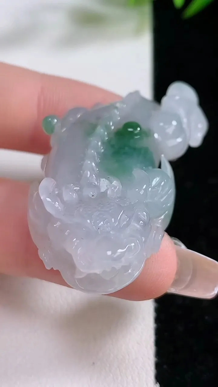 天然A货翡翠飘花貔貅吊坠，尺寸46.8-25-11.6，重:21.44g
12月24日