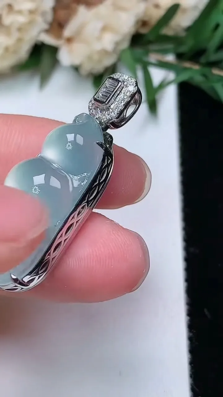 天然A货翡翠白冰福豆吊坠，尺寸26-12.8-10.3，重量:7.30g
12月24日