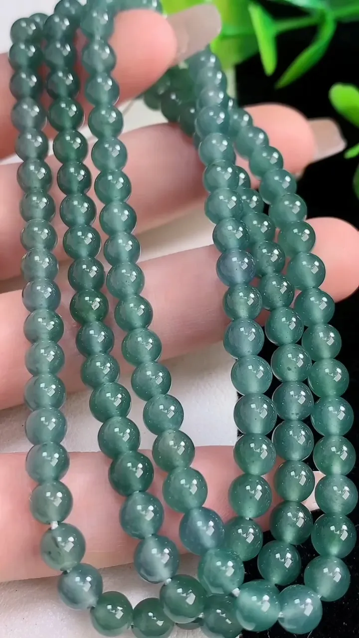 天然A货翡翠圆珠项链，尺寸5.3，重:33.69g
12月24日