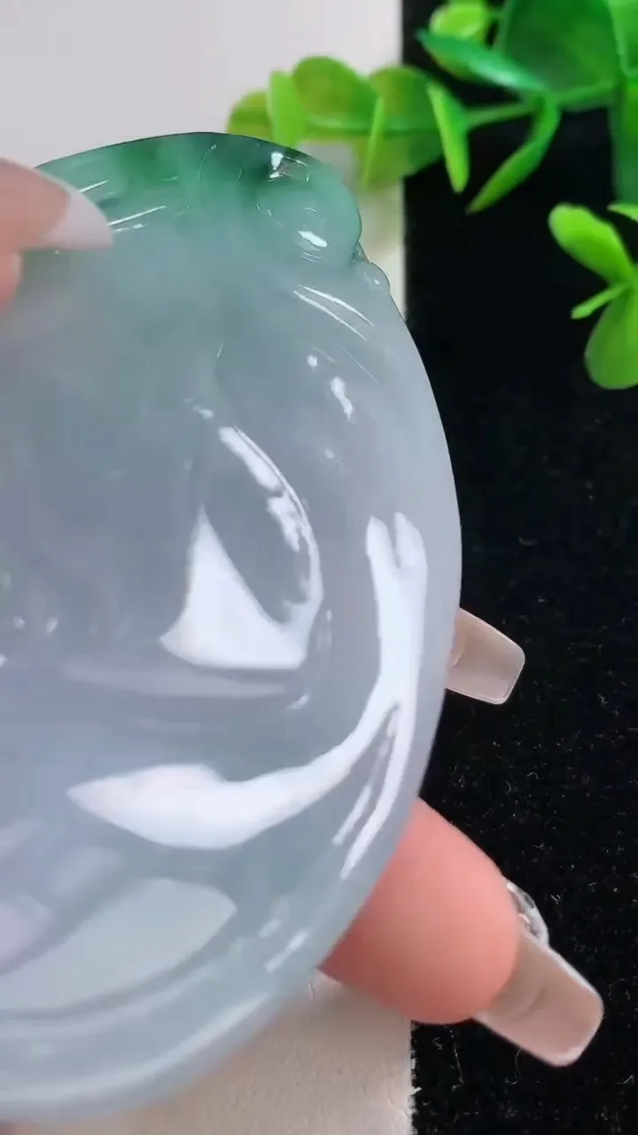 天然A货翡翠不动明王吊坠，尺寸84-55-12.8，重:83.72g
12月24日