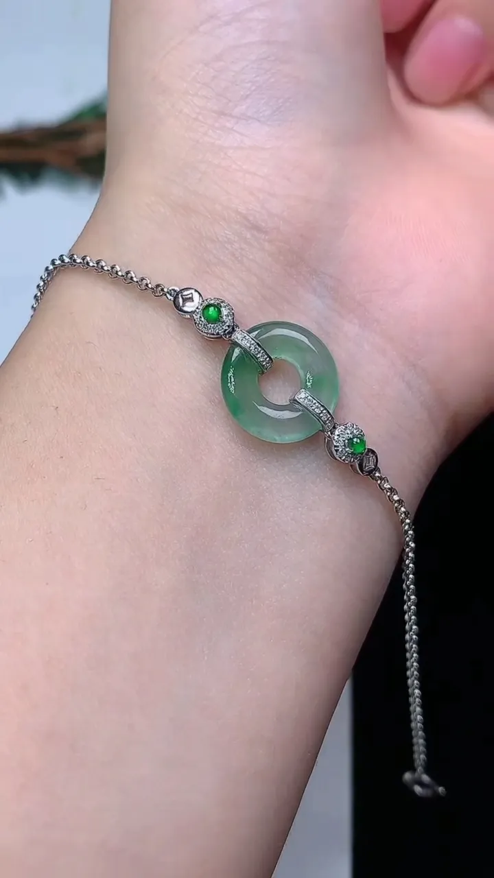 天然A货翡翠平安环手链，尺寸 12.8-2.3，重量:2.50g
12月24日