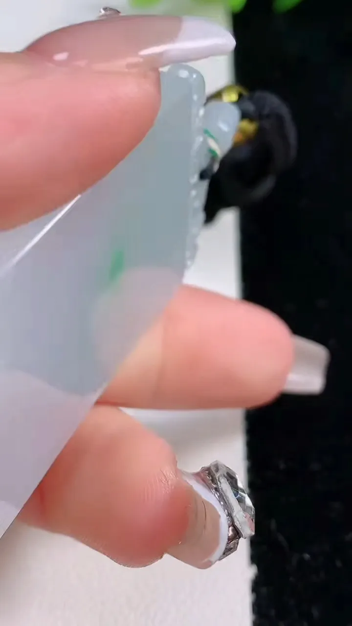 天然A货翡翠无事牌吊坠，尺寸49-31.5-4.4，重量:24.68g
12月24日