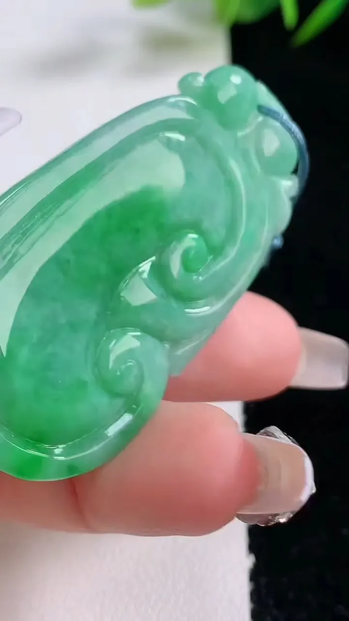 天然A货翡翠如意吊坠，尺寸53-28.7-5，重量:17.48g
12月24日