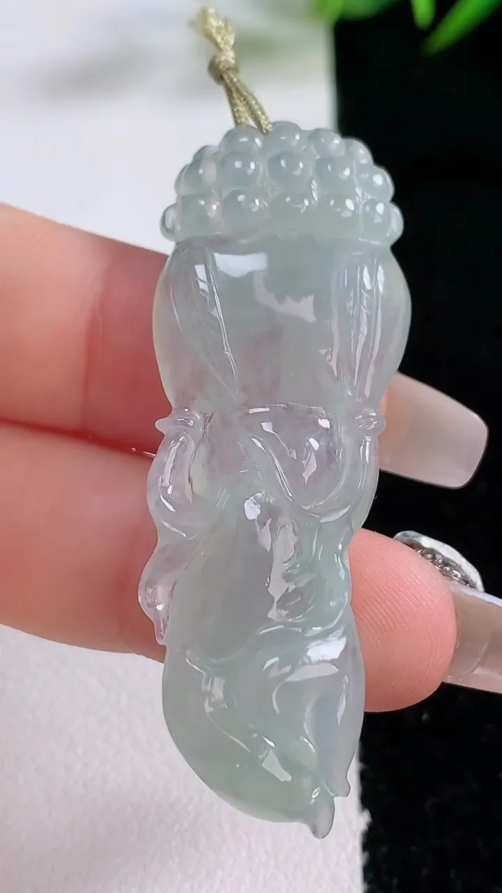 天然A货翡翠人参如意吊坠，尺寸50.8-19-4.2，重量:8.67g
12月24日