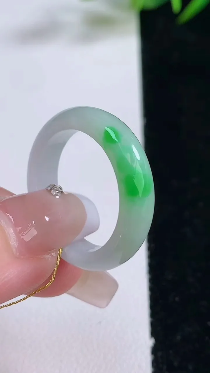 天然A货翡翠指环戒指，尺寸19.8-5.5-3，重量:4.27g2025年12月24日
工厂直销收藏佳品,种好水足，色泽均匀，有种有色，上手高大气！