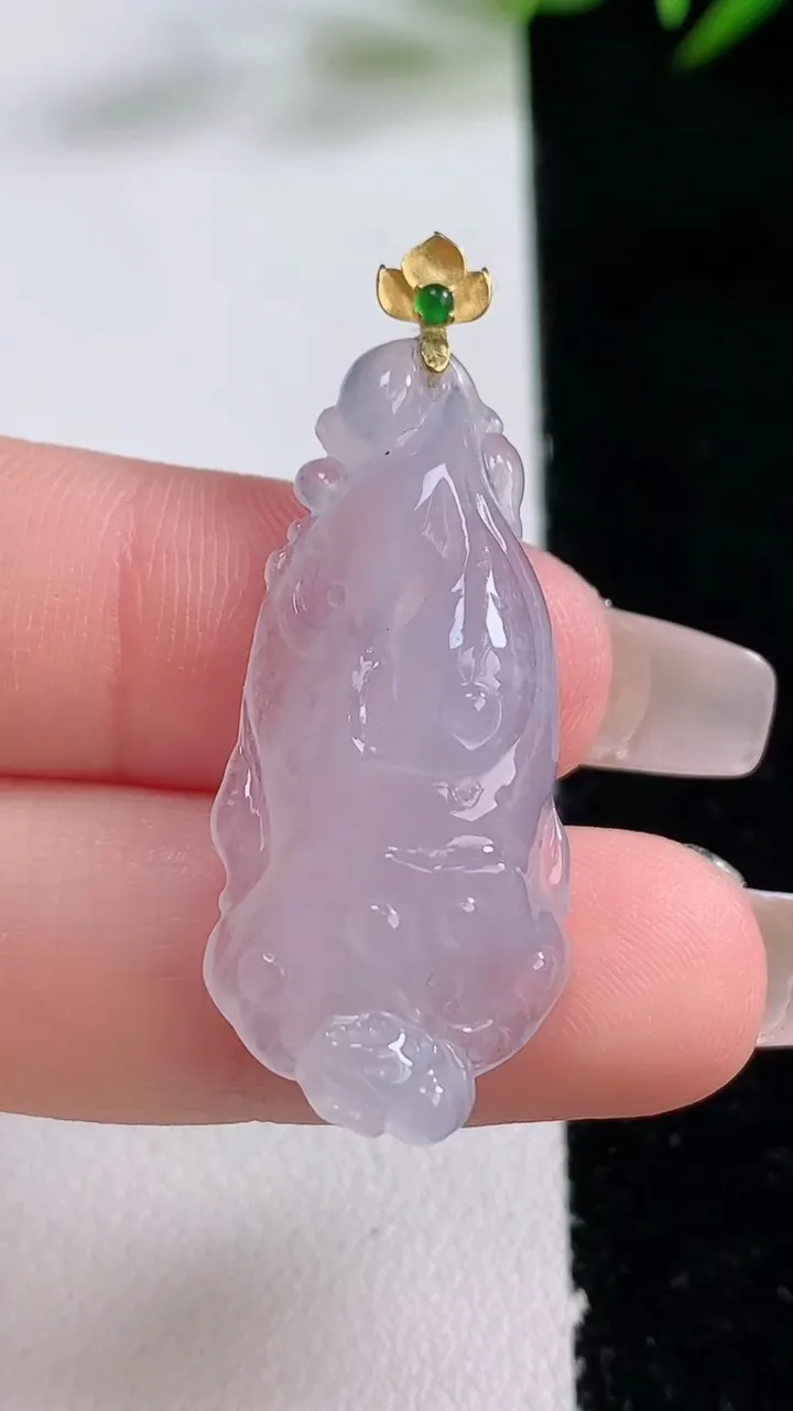 天然A货翡翠种白冰莲蓬吊坠，尺寸35-15.7-7，重量:5.71g
12月24日