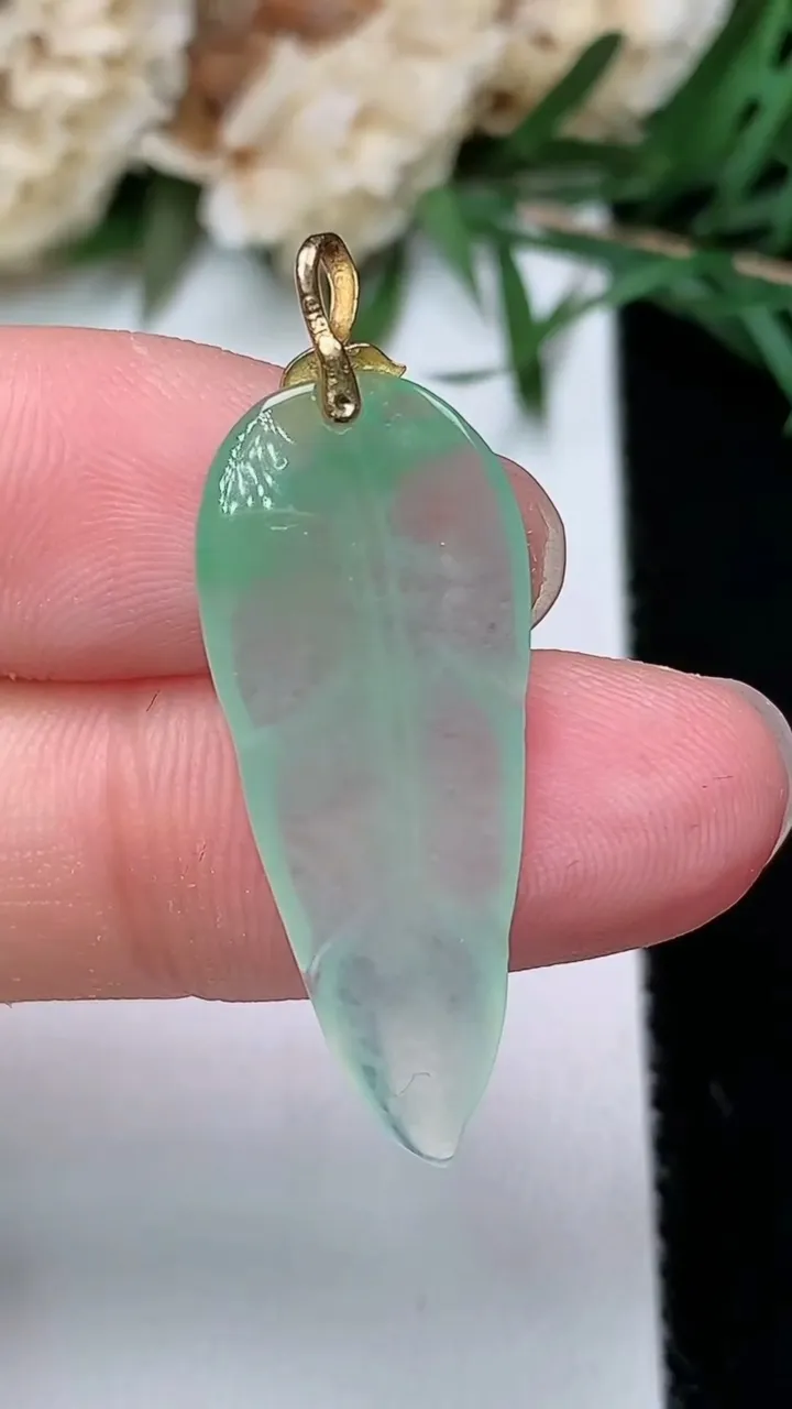 天然A货翡翠金枝玉叶 叶子吊坠，尺寸28.5-11.8-3.3，重量:2.13g
12月24日