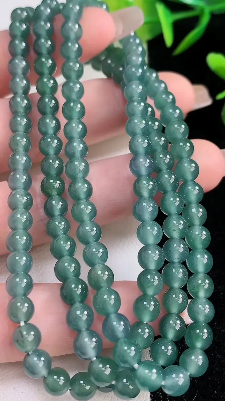 天然A货翡翠圆珠项链，尺寸5.3，重:33.69g
12月24日