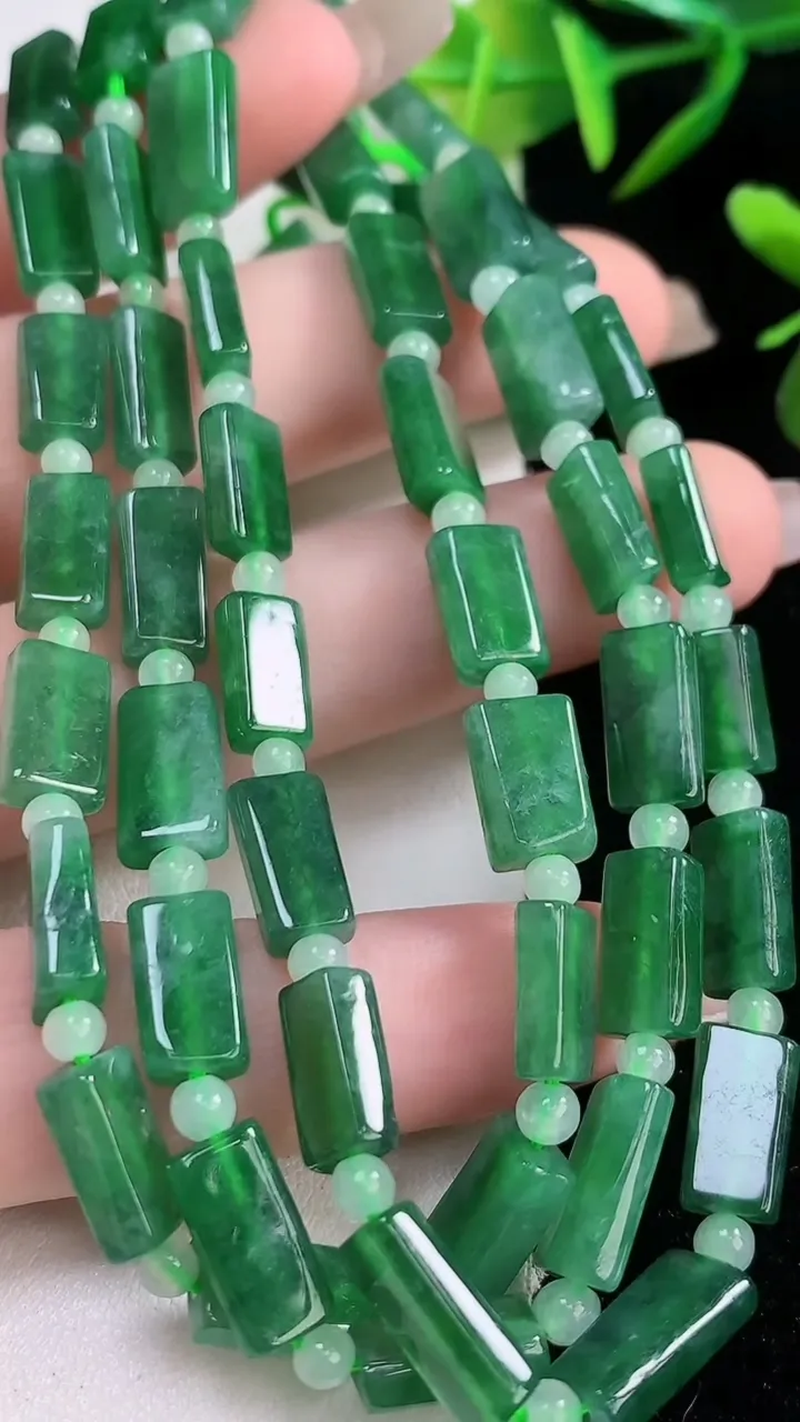 天然A货翡翠无事牌项链，尺寸10.6-6-3.7-52颗，重:37.05g12月24日
工厂直销收藏佳品,种好水足，色泽均匀，有种有色，上手高大气！