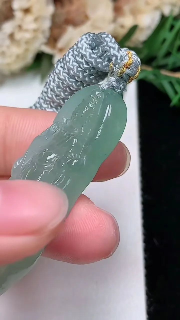 天然A货翡翠观音菩萨吊坠，尺寸43.2-16.3-6.5，重量:11.40g
12月24日