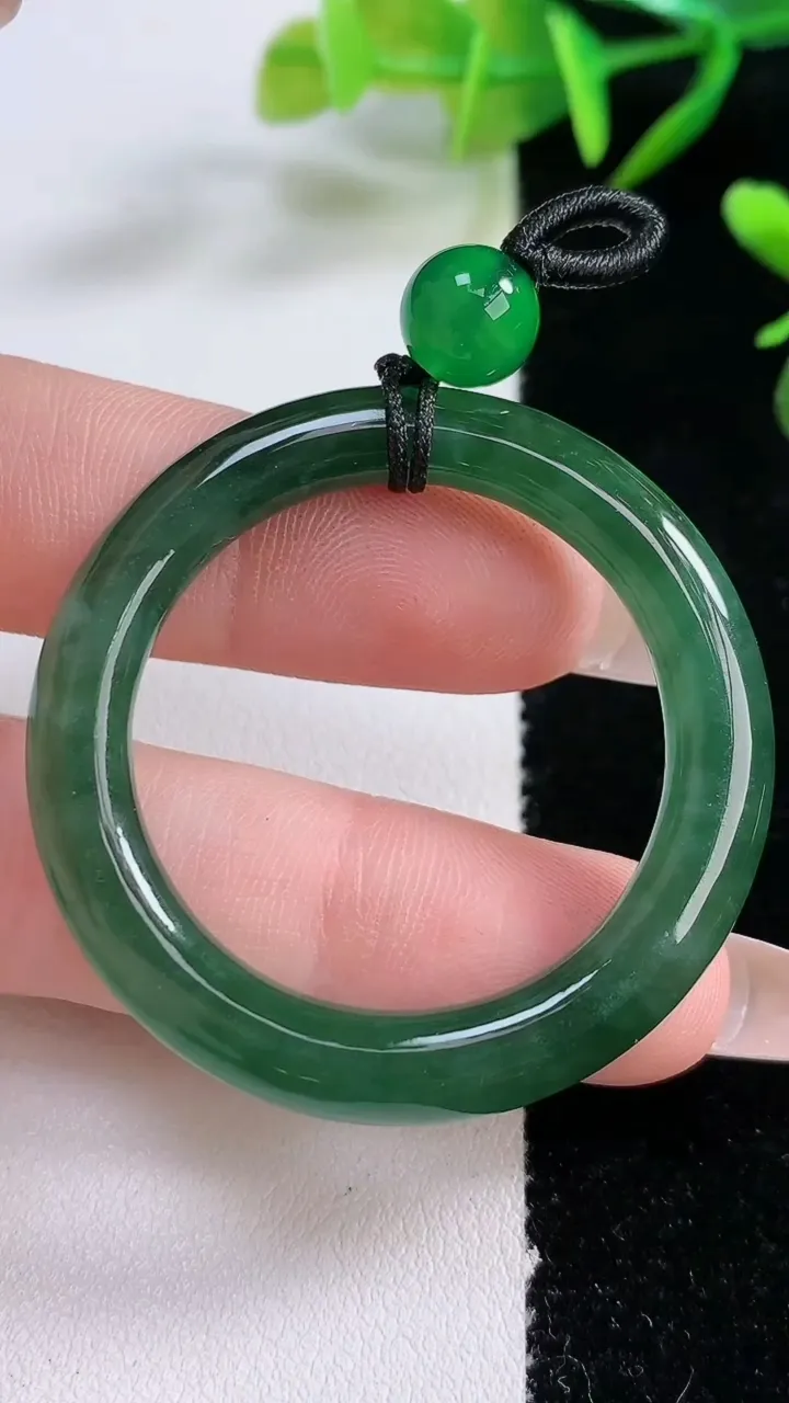天然A货翡翠平安环吊坠，尺寸42.8-5.2，重:9.73g
12月24日