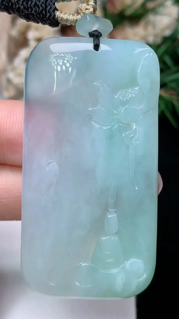 天然A货翡翠白冰无相观音吊坠，尺寸49.8-26.3-4.8，重量:18.85g
12月24日