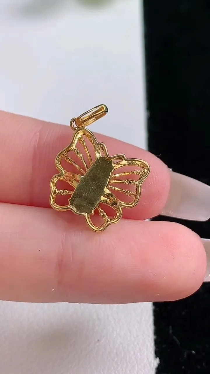 天然A货翡翠福豆吊坠，尺寸13.8-12-2.7，裸石10.3-4.2重量:1.14g
12月24日