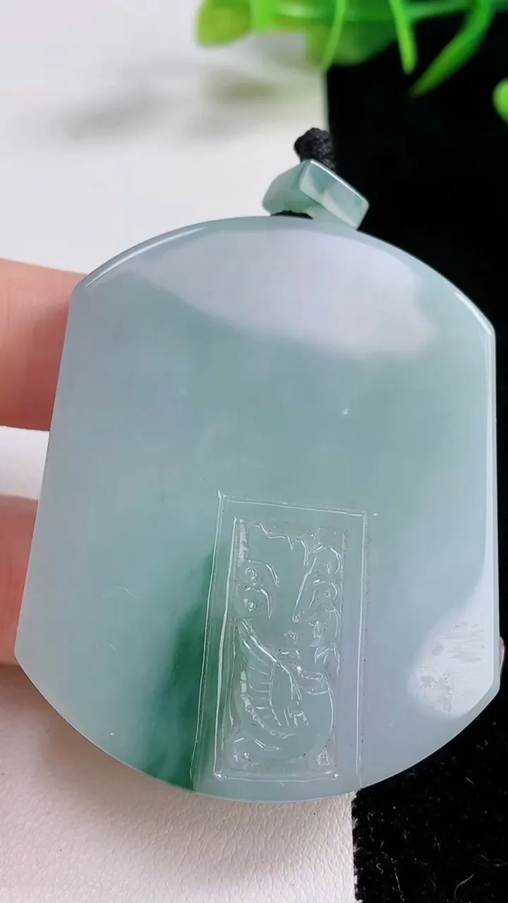 天然A货翡翠飘花无事牌吊坠，尺寸54.2-43.6-6，重量:42.48g
12月24日