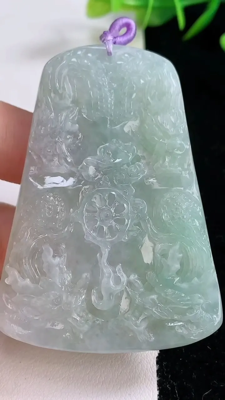 天然A货翡翠九龙至尊 龙牌吊坠，尺寸63-45.2-9，重量:49.03g
12月24日