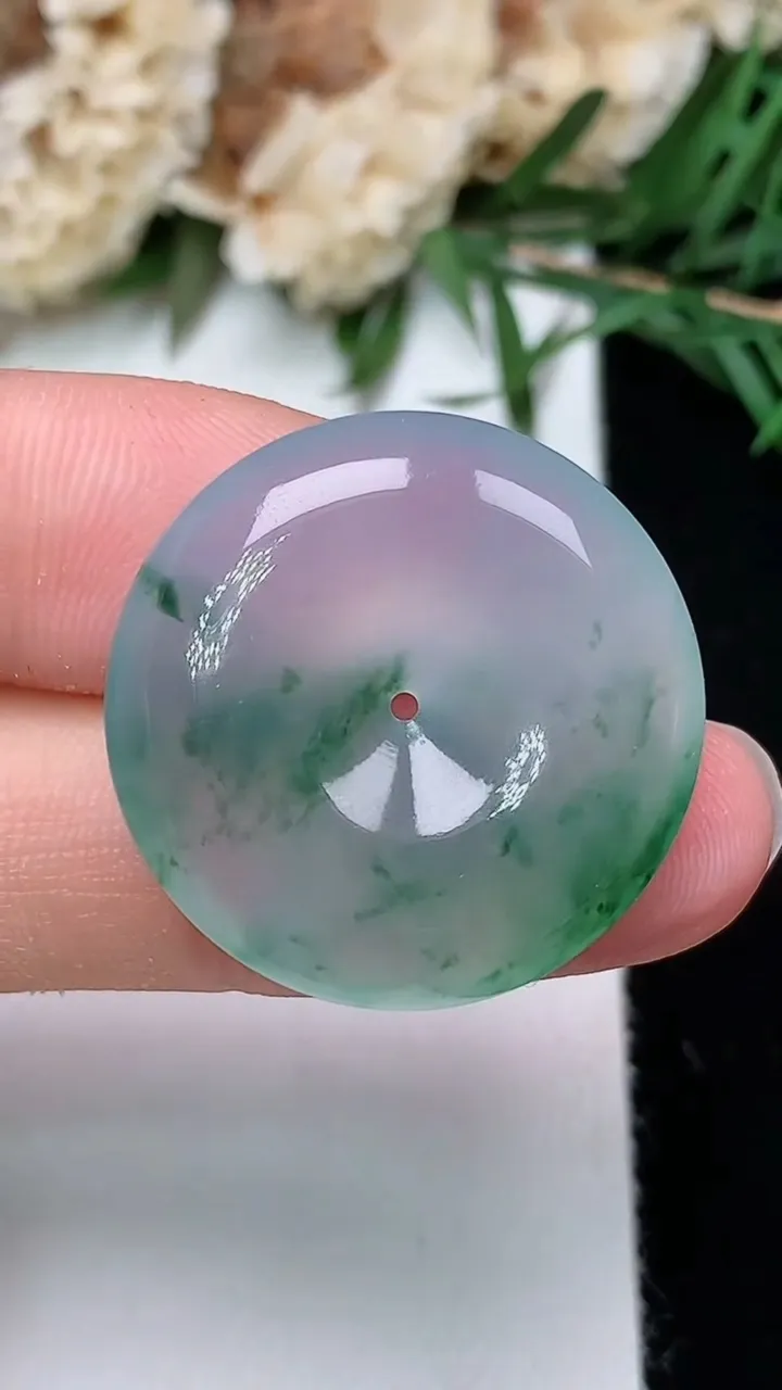 天然A货翡翠飘花平安扣吊坠，尺寸24.2-5.6，重量:6.43g
12月24日