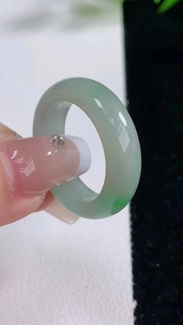 天然A货翡翠指环戒指，尺寸19.4-6.4-3.8，重量:5.65g2025年12月24日
工厂直销收藏佳品,种好水足，色泽均匀，有种有色，上手高大气！