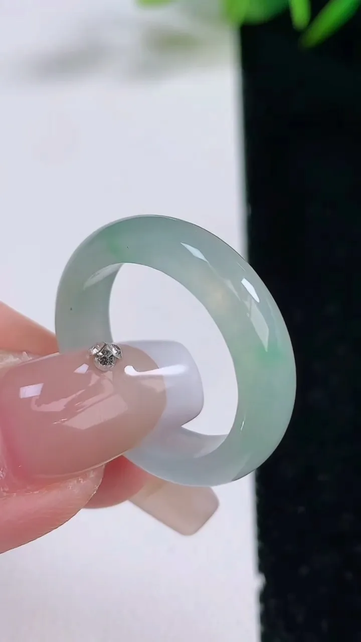 天然A货翡翠指环戒指，尺寸18.4-5.2-3，重量:3.65g2025年12月24日
工厂直销收藏佳品,种好水足，色泽均匀，有种有色，上手高大气！