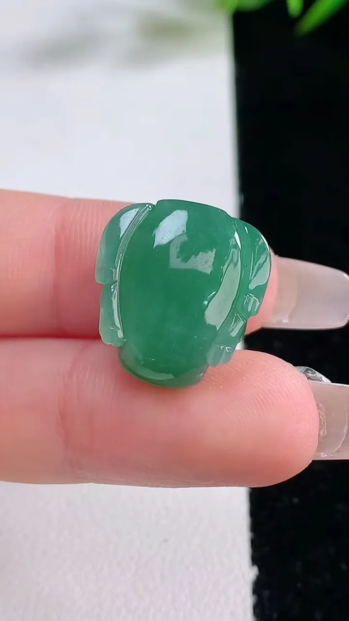 天然A货翡翠貔貅吊坠，尺寸17-16.2-8.6，重量:4.14g
12月24日