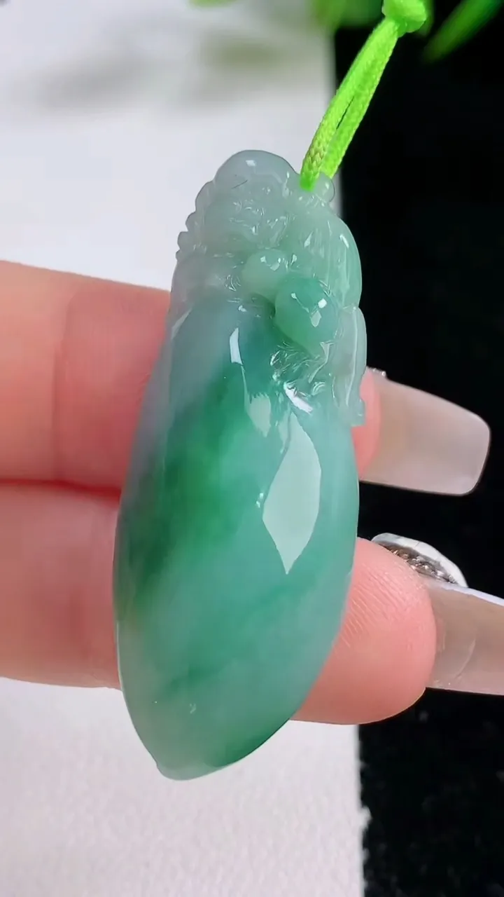 天然A货翡翠福瓜吊坠，尺寸41.5-15.7-9，重量:9.55g
12月24日