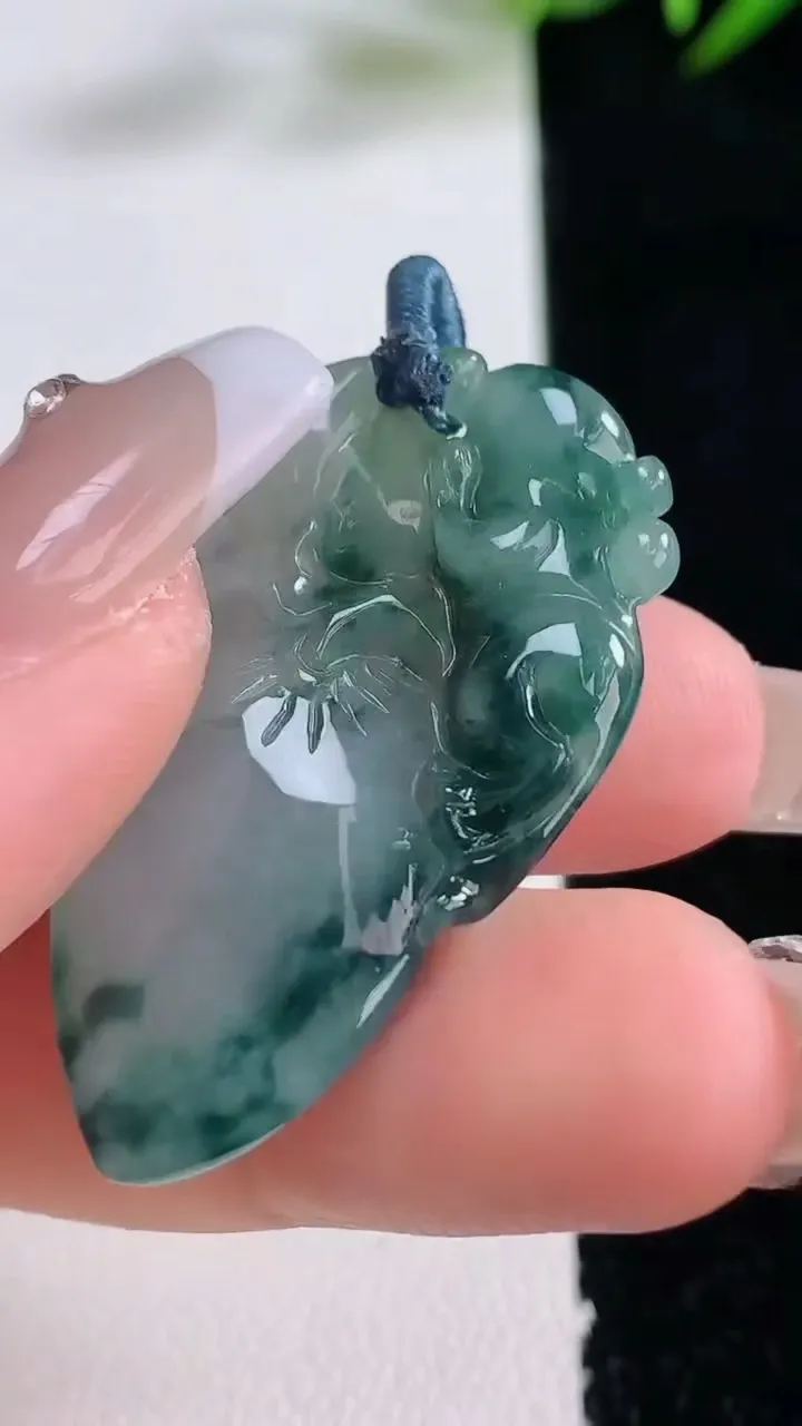 天然A货翡翠飘花寿桃吊坠，尺寸37-22.8-6，重量:8.51g
12月24日
