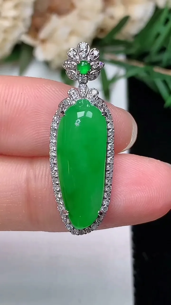 天然A货翡翠福瓜吊坠，尺寸30-10.2-8，裸石20-7.6，重量:3.55g
12月24日