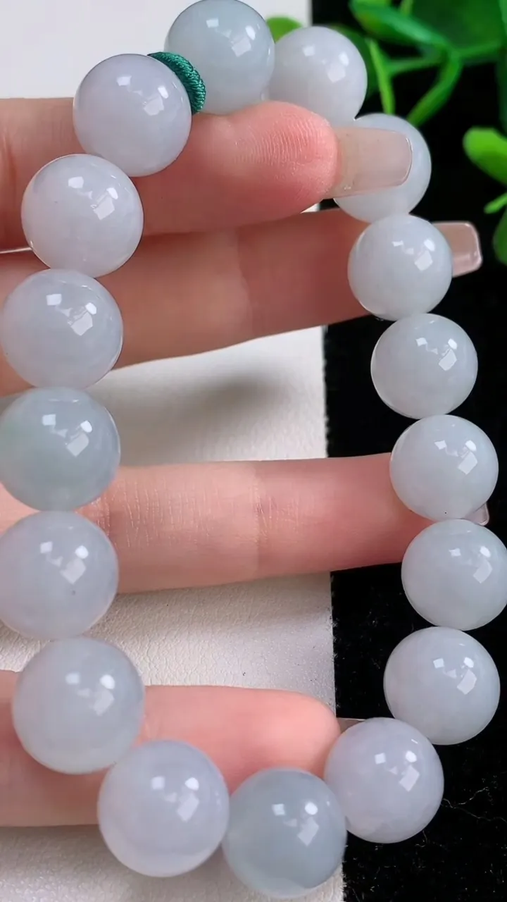 天然A货翡翠圆珠手串，尺寸12.2-17颗，重量:53.80g12月24日
工厂直销收藏佳品,种好水足，色泽均匀，有种有色，上手高大气！