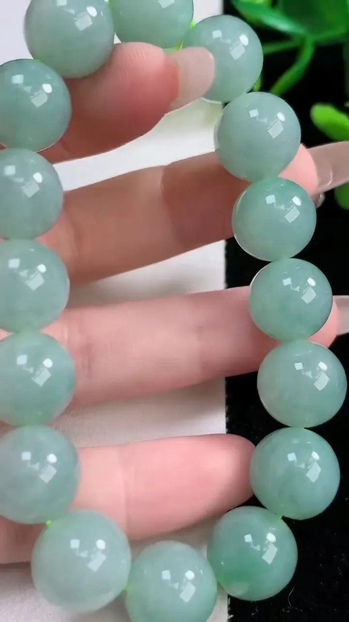 天然A货翡翠圆珠手串，尺寸12.3，重:53.31g12月24日
工厂直销收藏佳品,种好水足，色泽均匀，有种有色，上手高大气！